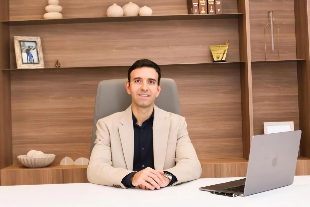 Dr. Vinícius Maykeh em seu consultório em Sorocaba