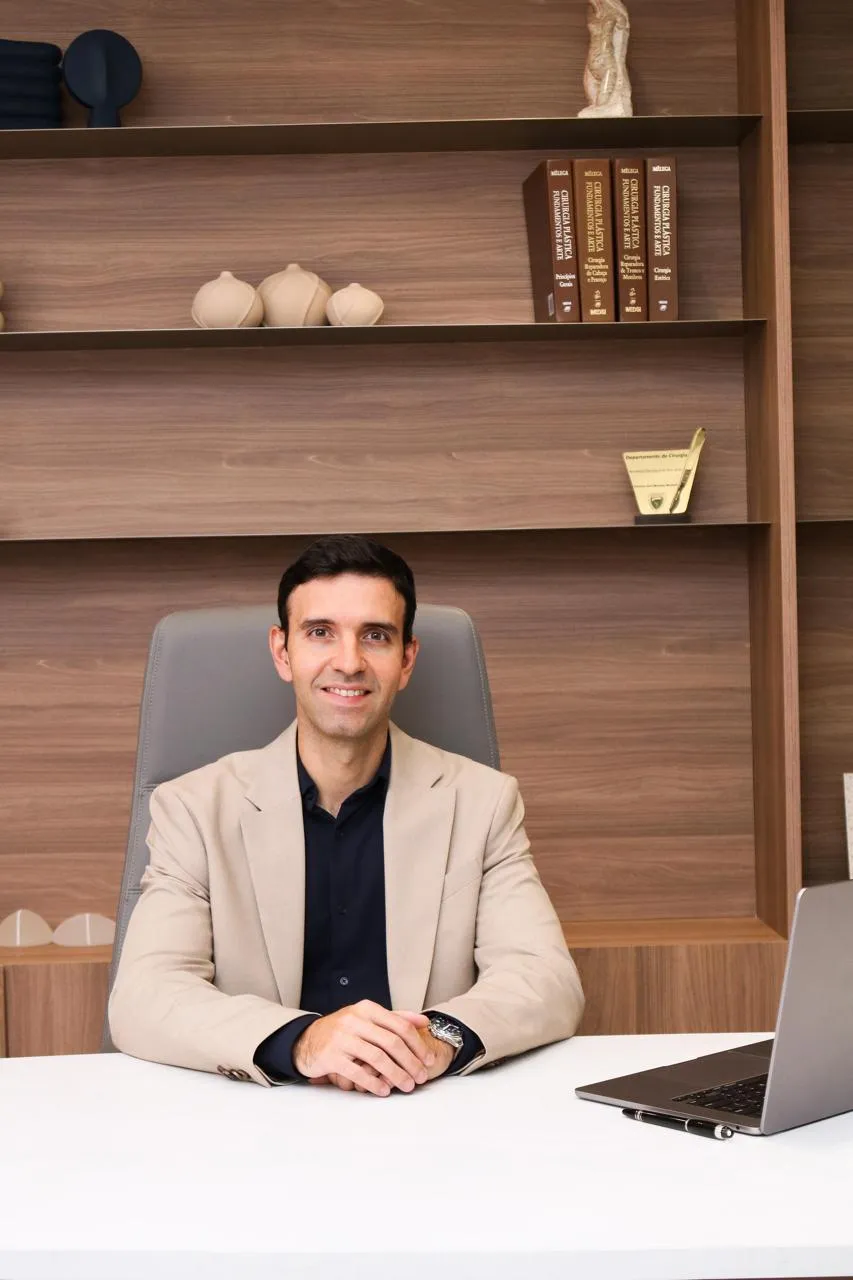 Dr. Vinícius Maykeh atendendo em consultório